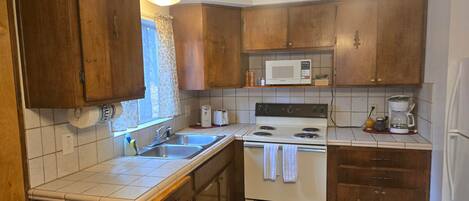 Réfrigérateur, four à micro-ondes, un four, surface de cuisson