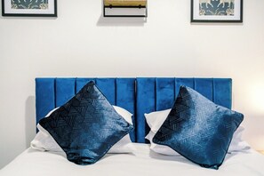 4 bedrooms, iron/ironing board, WiFi, bed sheets - Spacious Home with Free Parking | Atherton House (Greater Manchester)