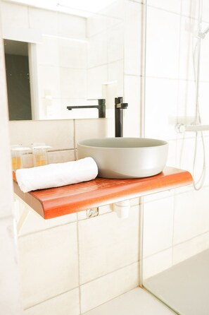 Soap, shampoo, toilet paper - L'Hôtel Du Fleuve Sinnamary (Sinnamary)