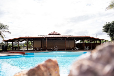 Una piscina al aire libre. L'Hôtel Du Fleuve Sinnamary