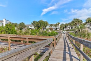 Property grounds - Oceanfront, Renovated w/ screened porch & community pool - 33 Beach Club (Isle Of Palms)