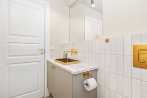 Appartement, 2 chambres | Lavabo de la salle de bain