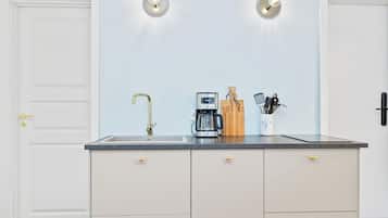 Apartment, 2 Bedrooms | Private kitchenette | Oven, coffee/tea maker