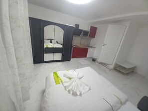 6 bedrooms, WiFi, bed sheets