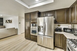 Refrigerador, microondas, horno, placa de cocina