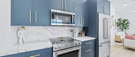 Réfrigérateur, micro-ondes, four, plaque de cuisson