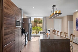 Refrigerador, microondas, horno, placa de cocina