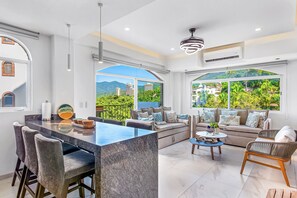 TV - Charming beach apartment with pool and beach access, full kitchen and WiFi (Puerto Vallarta)