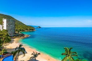 On the beach - Charming beach apartment with pool and beach access, full kitchen and WiFi (Puerto Vallarta)