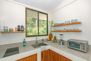 Geladeira, cooktop, cafeteira/chaleira, chaleira elétrica