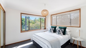 4 bedrooms, iron/ironing board, internet, bed sheets