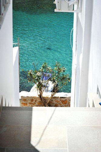 Droufakos’ home - Beachfront Lux 2BD apt. w. Views