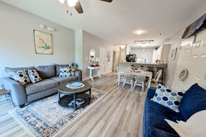 TV, fireplace, DVD player - Spacious condo with on-site pools, sandy beach, sports courts, & golf (Huddleston)