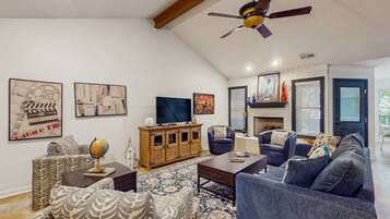 Una televisión, una chimenea