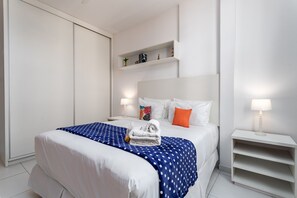 1 habitación, tabla de planchar con plancha y cuna de viaje