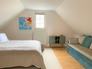 1 bedroom, desk, travel crib, bed sheets - Spend your next vacation on the grounds of a castle  (Euskirchen)
