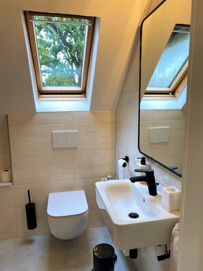 Shower, hair dryer, towels, soap - Spend your next vacation on the grounds of a castle  (Euskirchen)