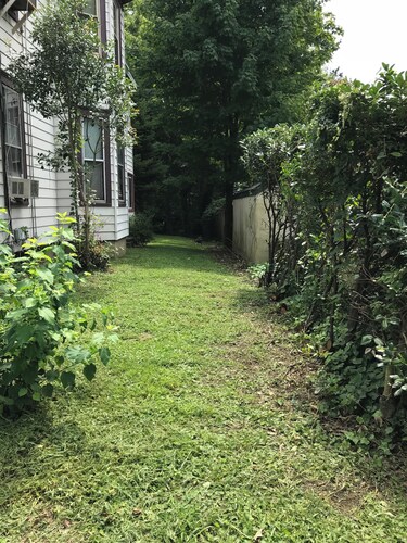 MOORESTOWN 2-bedroom Victorian duplex on Main Street Unfurnished - 1 year lease.