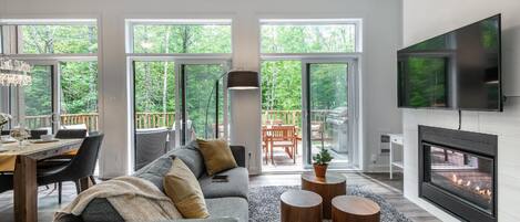 スマートテレビ、暖炉、テレビゲーム