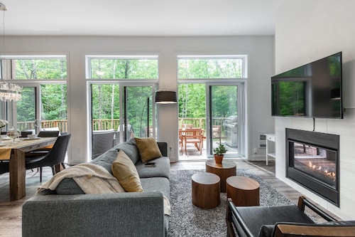 Luxury Chalet Galaxy, 4 beds,4 bath, Hot Spa/Tub, Fire-pit, GameArcade, Billiard