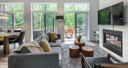 Luxury Chalet Galaxy, 4 beds,4 bath, Hot Spa/Tub, Fire-pit, GameArcade, Billiard