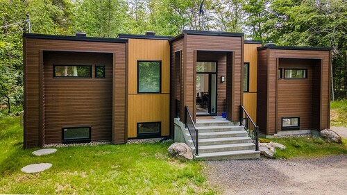 Luxury Chalet Galaxy, 4 beds,4 bath, Hot Spa/Tub, Fire-pit, GameArcade, Billiard