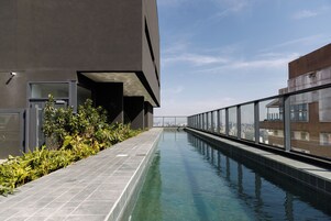 Piscina externa, guarda-sóis, espreguiçadeiras