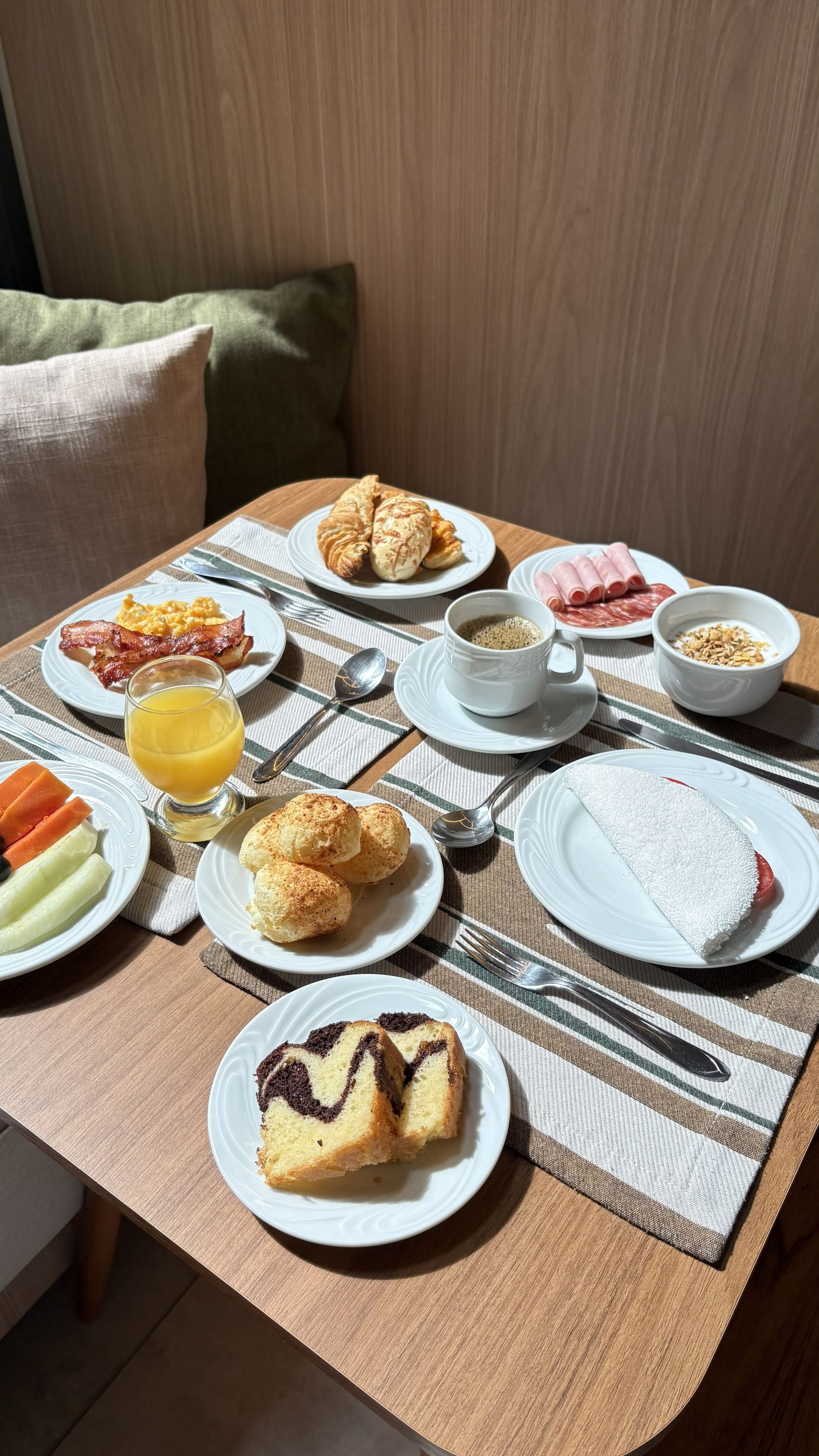 Ein Esstisch mit verschiedenen Speisen, darunter Eier, Gebäck und ein Stück Kuchen.