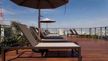 Outdoor pool, pool umbrellas, sun loungers