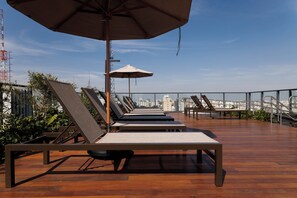 Piscine extérieure, parasols de plage, chaises longues