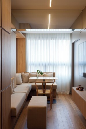 Suite estudio Deluxe | Sala de estar | Smart TV de 65 pulgadas con canales digitales 