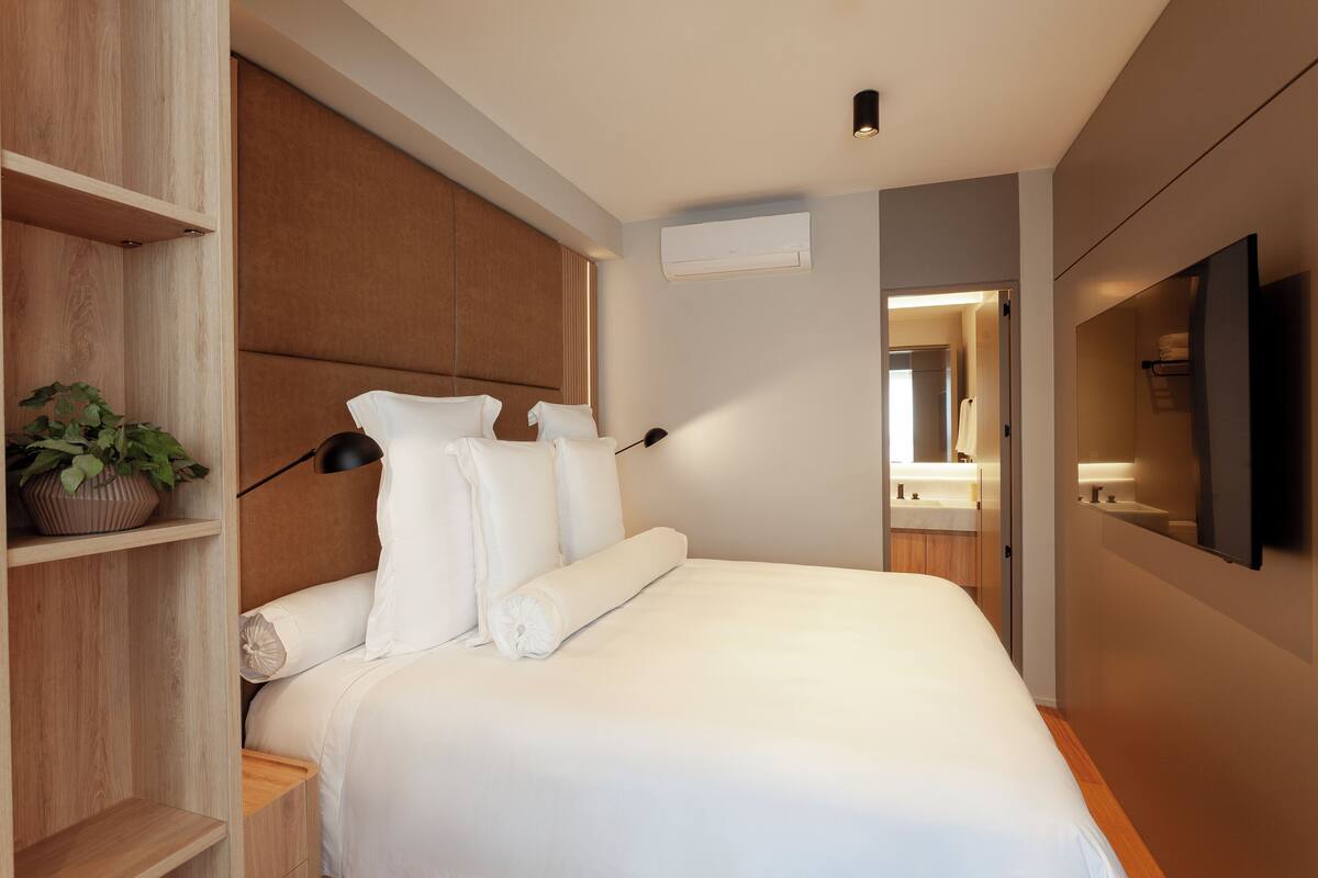 Kahden hengen deluxe-huone | Ylelliset vuodevaatteet, tallelokero huoneessa, pimennysverhot