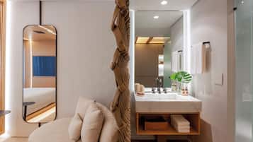 Habitación Deluxe doble | Ropa de cama de alta calidad y minibar con artículos gratuitos