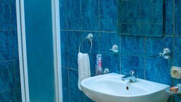 Kahden hengen executive-huone (yksi tai kaksi sänkyä), parveke, järvinäköala | Kylpyhuone | Tohvelit, pyyhkeet, saippua, vessapaperi