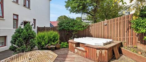 Appartement, 1 chambre | Bain à remous extérieur