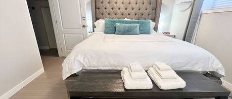 8 slaapkamers, een kluis op de kamer, een bureau