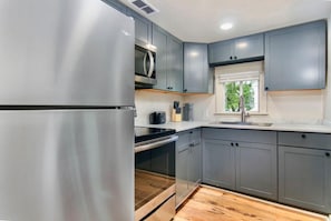Refrigerador, microondas, horno y parrilla de estufa 
