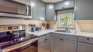 Kylskåp, mikrovågsugn, ugn och spishäll