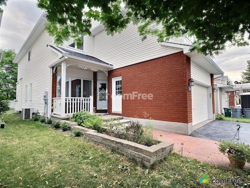 5 bedrooms cozy house in a very quiet & family friendly area 