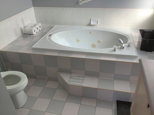 5 bedrooms cozy house in a very quiet & family friendly area 