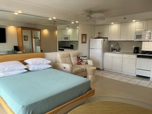 Tabla de planchar con plancha, wifi gratis y ropa de cama 