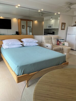 Iron/ironing board, free WiFi, bed sheets - Charming Waikiki studio close to beach and centrally located to restaurants, shops and attractions. (Honolulu)