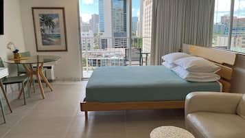 Tabla de planchar con plancha, wifi gratis y ropa de cama