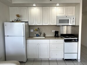 Fridge, microwave, oven, stovetop - Charming Waikiki studio close to beach and centrally located to restaurants, shops and attractions. (Honolulu)