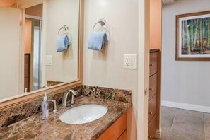 Hair dryer, towels - Quaint Studio in Heart of Waikiki (Honolulu)