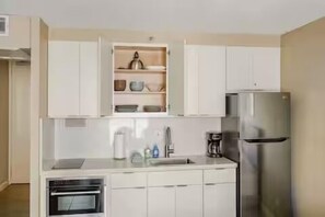 Fridge, microwave, oven, stovetop - Quaint Studio in Heart of Waikiki (Honolulu)