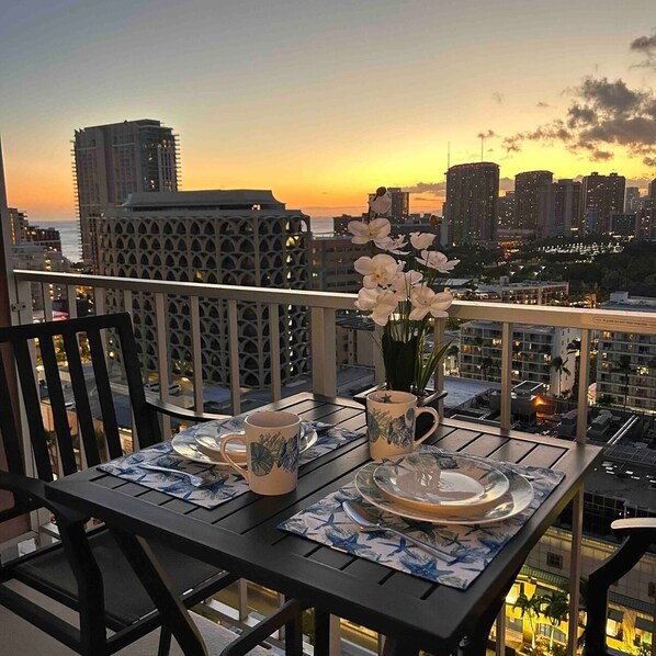 Outdoor dining - Comfy Studio in Heart of Waikiki (Honolulu)