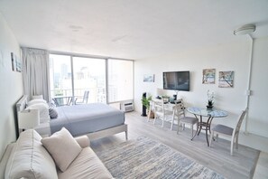 Bureau, fer et planche à repasser, Wi-Fi gratuit, draps fournis