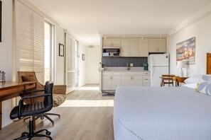Escritorio, tabla de planchar con plancha, wifi gratis y ropa de cama 