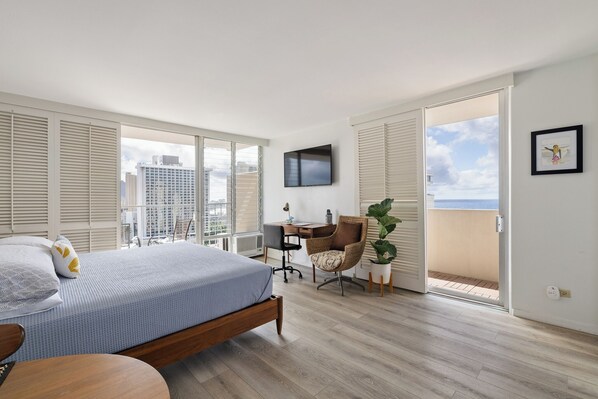 デスク、アイロン / アイロン台、WiFi (無料)、ベッドシーツ